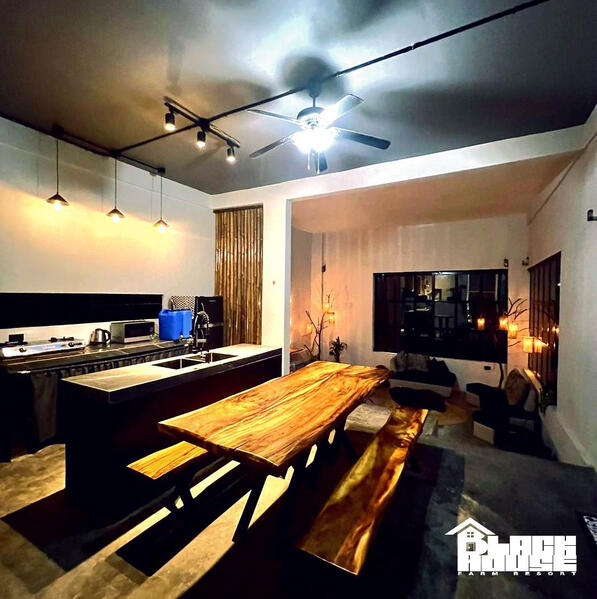 Kitchen (APPLIANCES included)